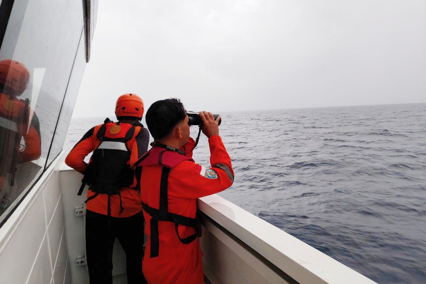 Cinco passageiros encontrados à deriva dias após barco afundar na Indonésia