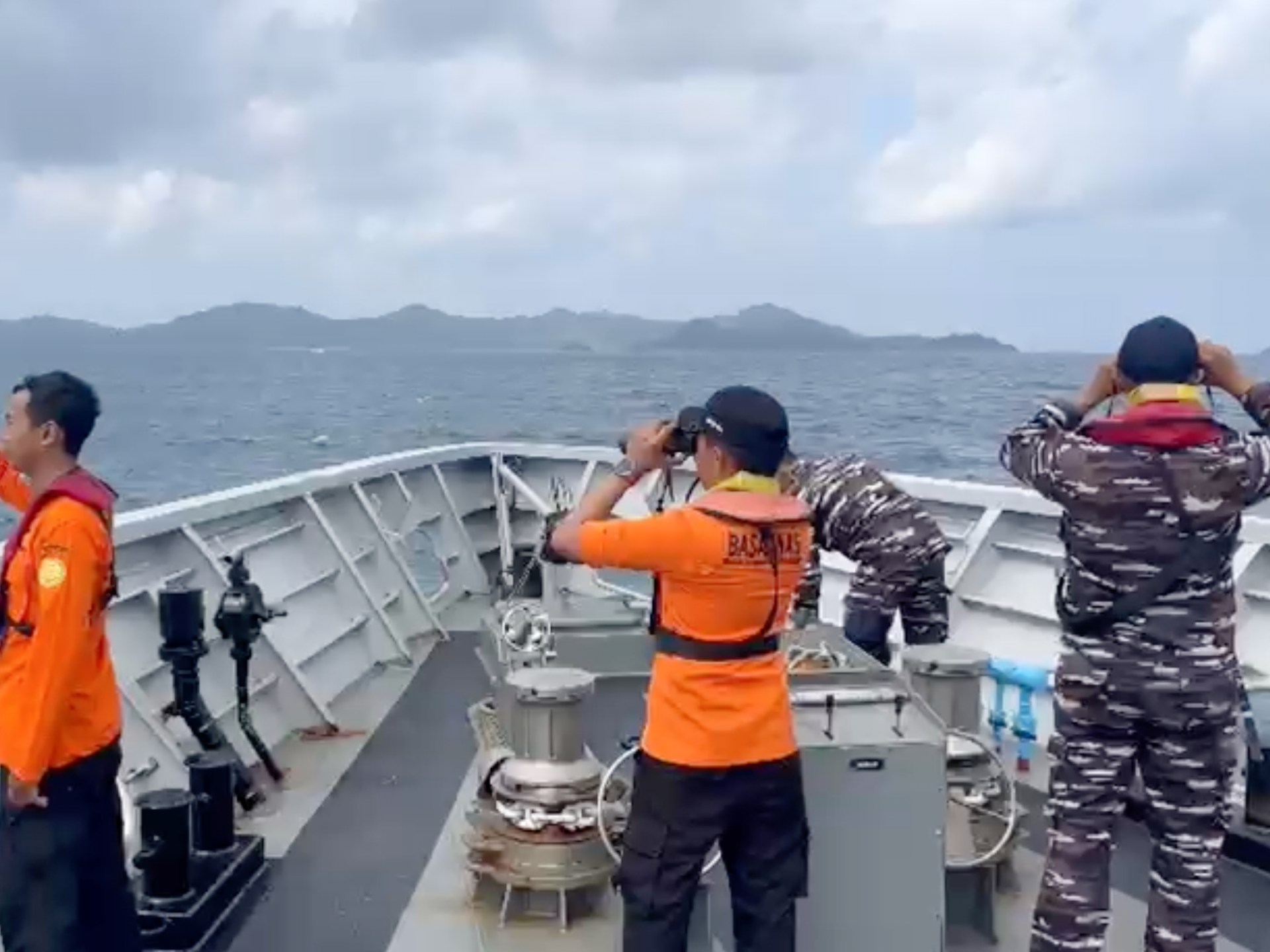 Cinco pessoas resgatadas após barco na Indonésia afundar, pelo menos 20 ainda desaparecidos
