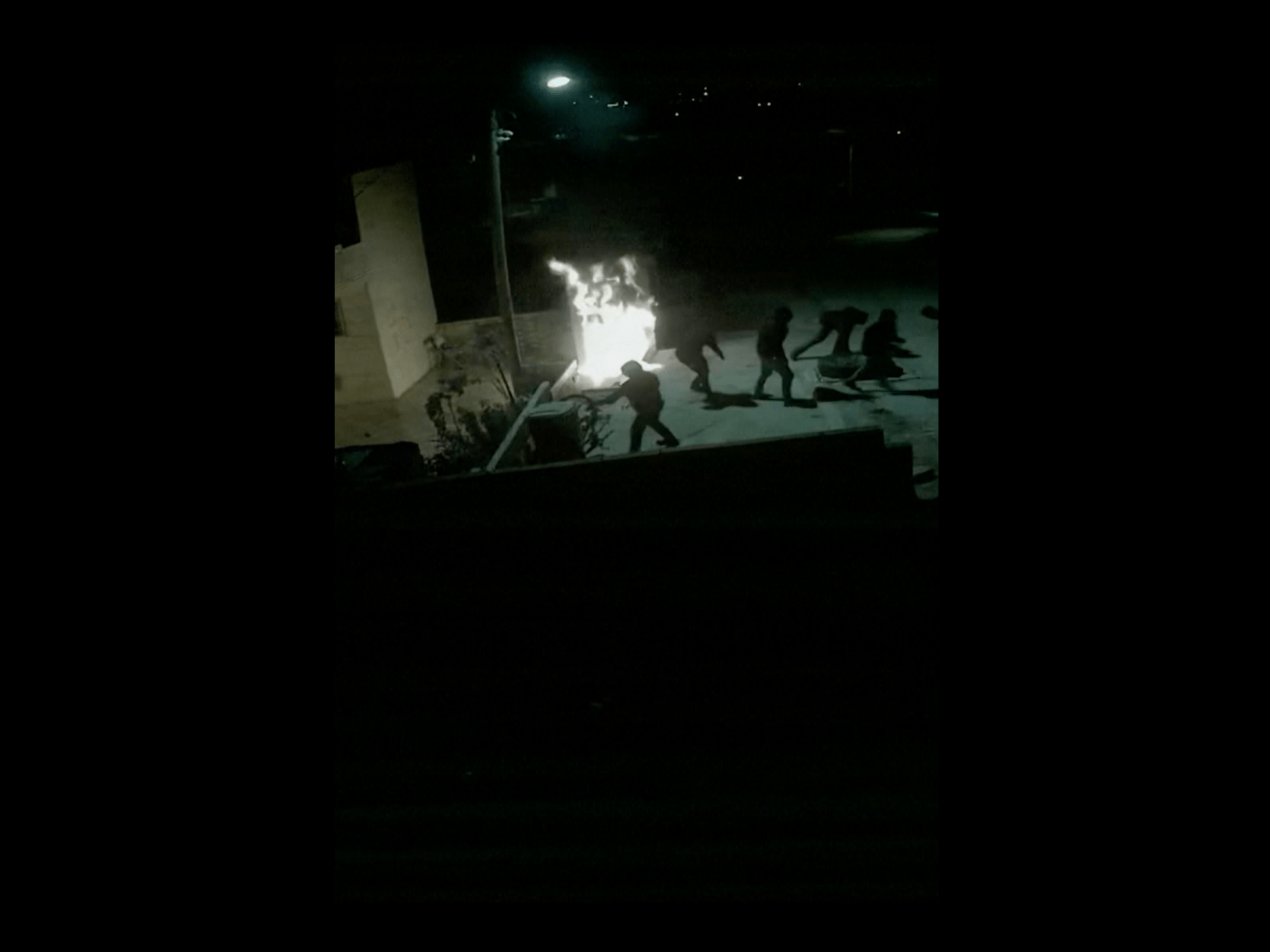 Colonos israelenses incendeiam casas e mesquita em Masafer Yatta