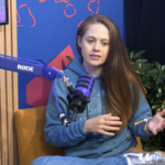 Mulher falando no microfone do podcast