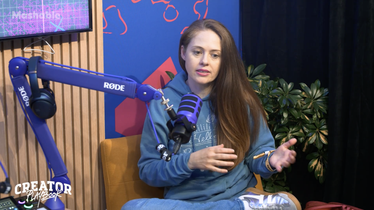 Mulher falando no microfone do podcast