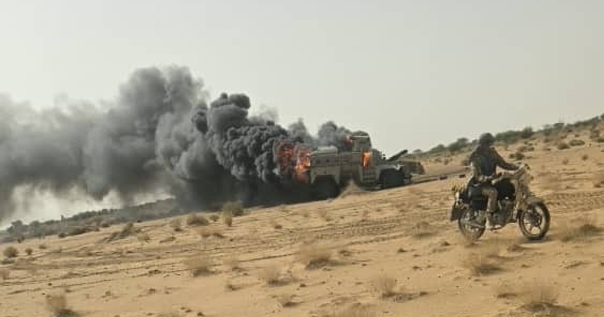 Os destroços de um veículo no Mali, onde anos de combates tiveram um grande impacto nas comunidades e nas forças de segurança (Frente de Libertação Azaward via AP)