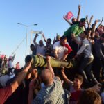 Pessoas manifestam-se fora do aeroporto internacional Ataturk durante uma tentativa de golpe em Istambul