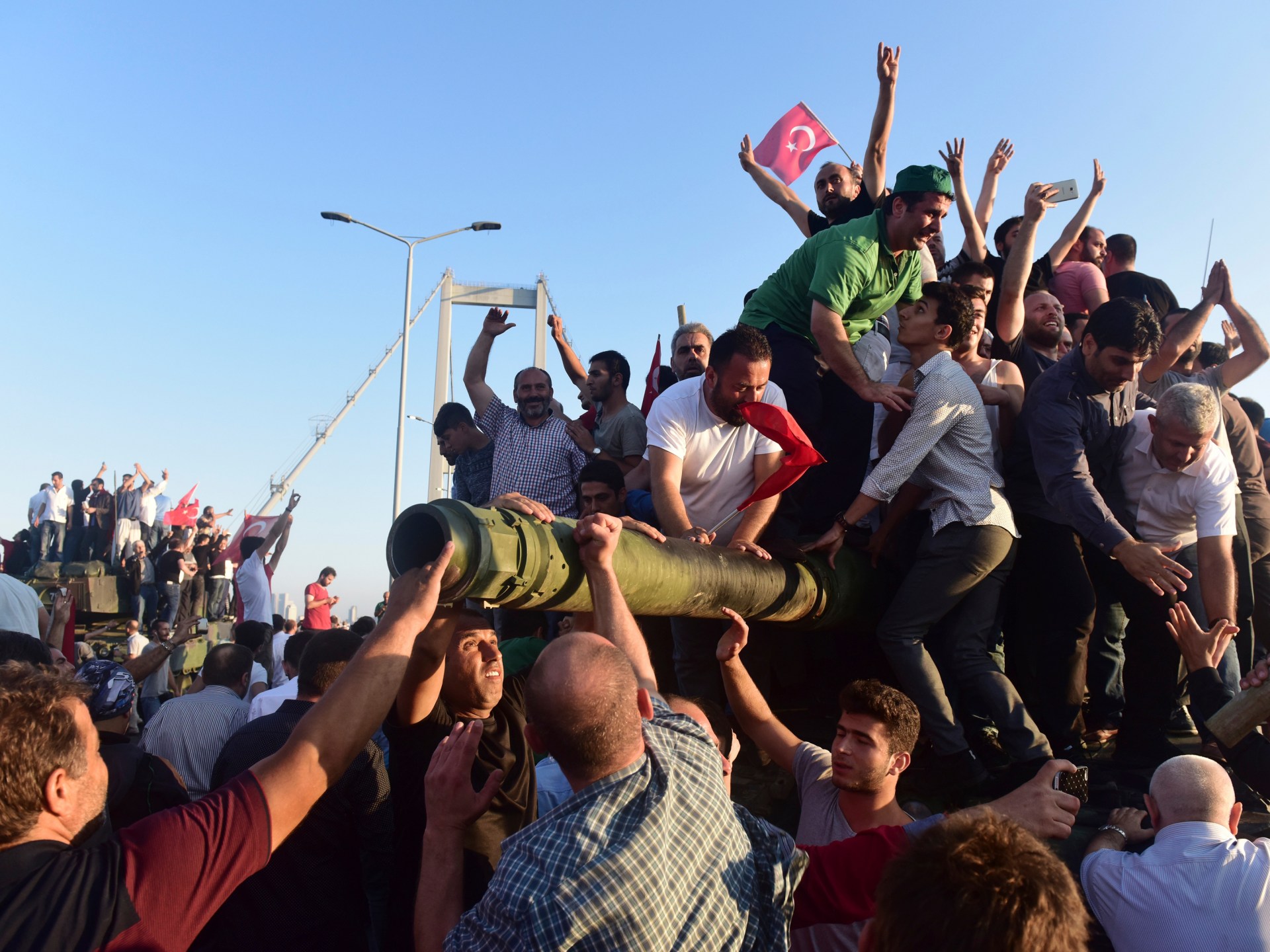 Pessoas manifestam-se fora do aeroporto internacional Ataturk durante uma tentativa de golpe em Istambul