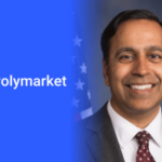 O deputado Raja Krishnamoorthi ao lado do logotipo da Polymarket enquanto o congressista busca respostas sobre desinformação eleitoral, marketing de influenciadores e práticas de mercado de previsão.