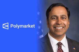 O deputado Raja Krishnamoorthi ao lado do logotipo da Polymarket enquanto o congressista busca respostas sobre desinformação eleitoral, marketing de influenciadores e práticas de mercado de previsão.