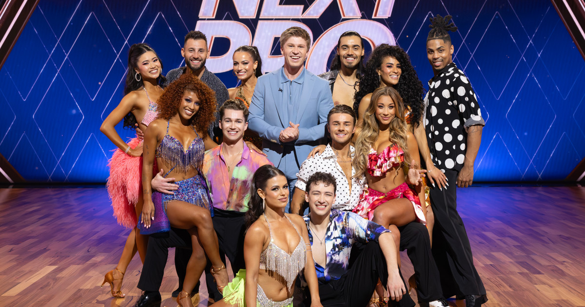 Os jurados Shirley Ballas, Mark Ballas e Derek Hough testam técnicas de jive e samba, com a dupla mais fraca eliminada no episódio de estreia de