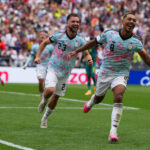 Youri Tielemans (8), da Bélgica, comemora após marcar o terceiro gol durante a partida de futebol das oitavas de final da Copa do Mundo entre Bélgica e Senegal, em Seattle,