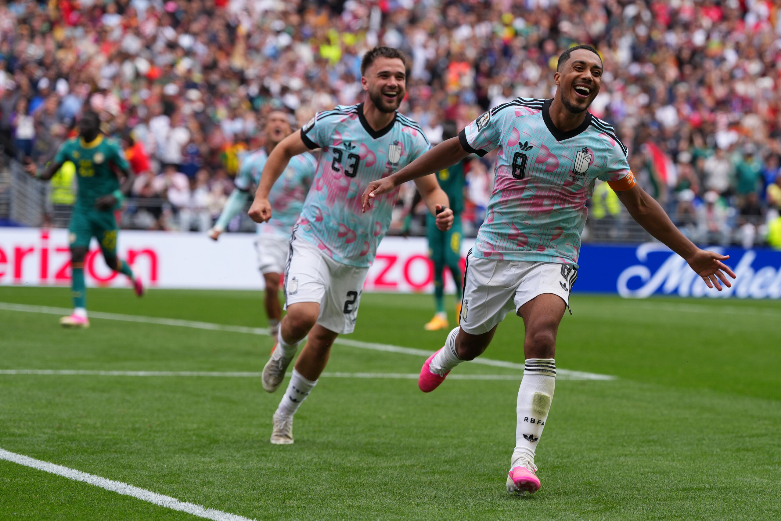Youri Tielemans (8), da Bélgica, comemora após marcar o terceiro gol durante a partida de futebol das oitavas de final da Copa do Mundo entre Bélgica e Senegal, em Seattle,