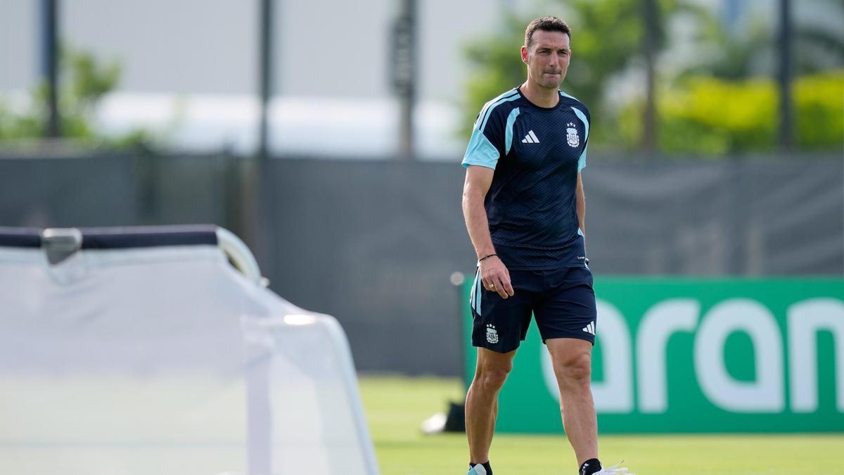 Copa do Mundo FIFA 2026: Scaloni elogia '12º homem' enquanto torcedores argentinos atacam Miami