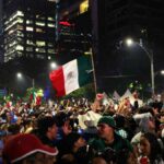 Copa do Mundo FIFA 2026: torcedores mexicanos tocam buzinas do lado de fora de um hotel na Inglaterra para perturbar os jogadores