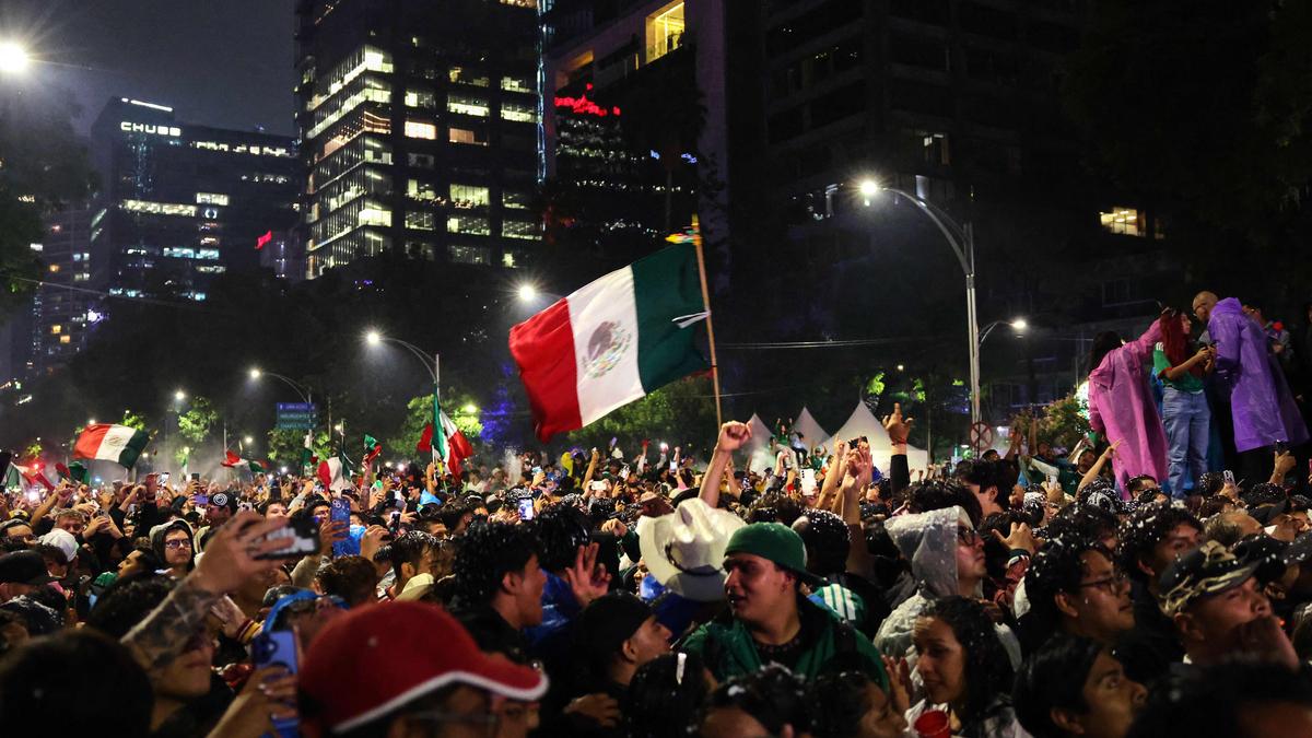 Copa do Mundo FIFA 2026: torcedores mexicanos tocam buzinas do lado de fora de um hotel na Inglaterra para perturbar os jogadores
