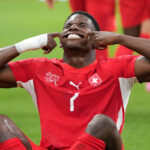 O suíço Breel Embolo (7) comemora após marcar o primeiro gol de seu time durante a partida de futebol das oitavas de final da Copa do Mundo entre Suíça e Argélia em Vancouver, Colúmbia Britânica, quinta-feira, 2 de julho de 2026.
