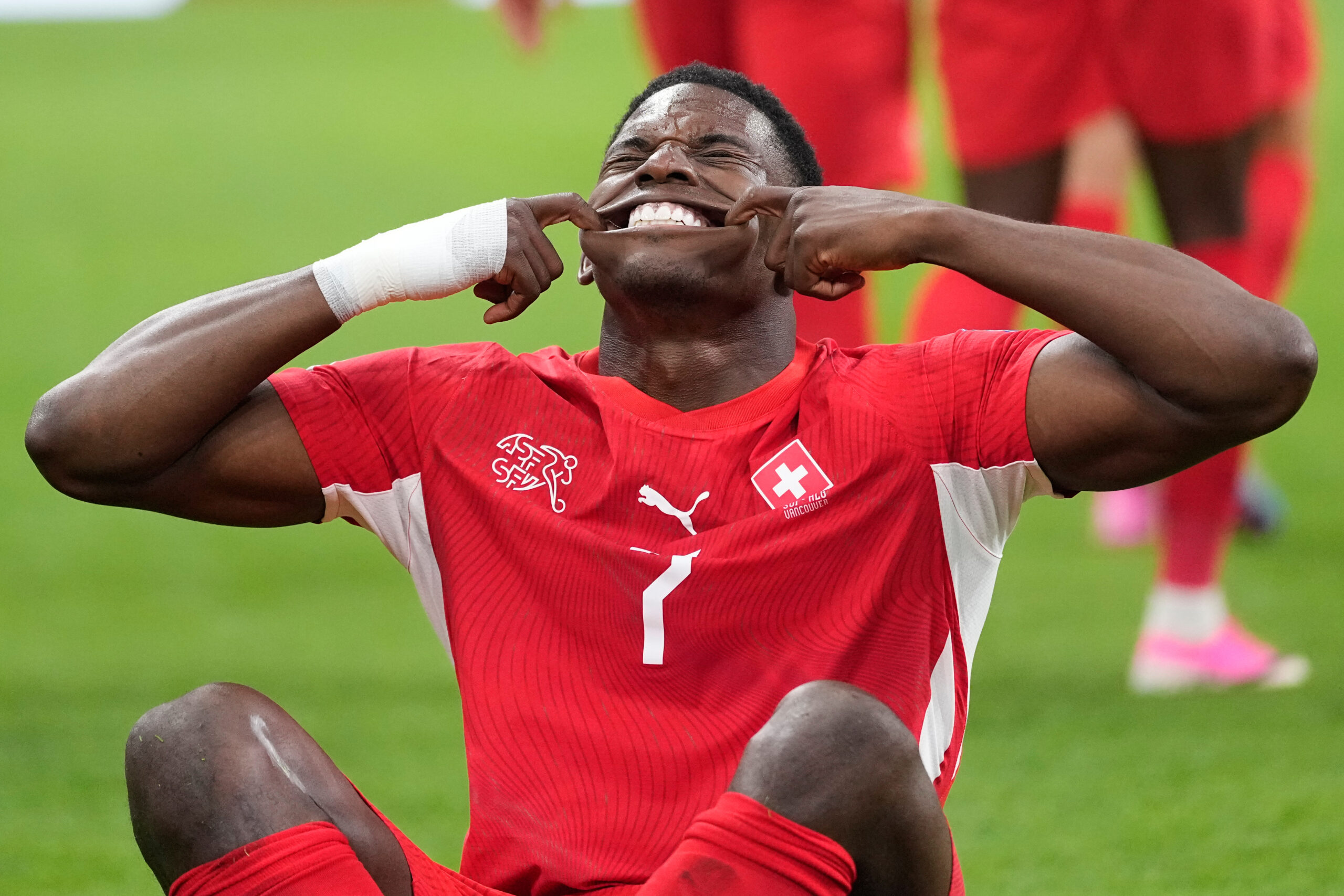 O suíço Breel Embolo (7) comemora após marcar o primeiro gol de seu time durante a partida de futebol das oitavas de final da Copa do Mundo entre Suíça e Argélia em Vancouver, Colúmbia Britânica, quinta-feira, 2 de julho de 2026.
