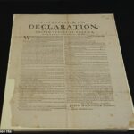 Michael Scurr, voluntário do Arquivo Nacional da Grã-Bretanha, descobriu uma cópia rara da Declaração de Independência dentro de uma carta da Guerra Revolucionária