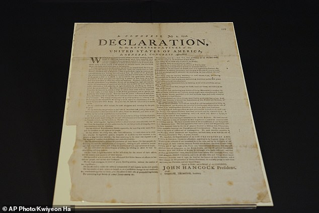 Michael Scurr, voluntário do Arquivo Nacional da Grã-Bretanha, descobriu uma cópia rara da Declaração de Independência dentro de uma carta da Guerra Revolucionária