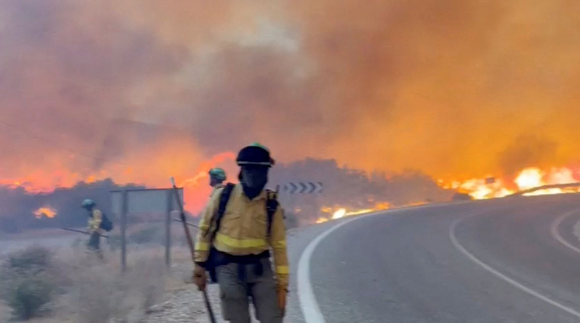Corpos encontrados em carros enquanto incêndio mortal na Espanha mata pelo menos 12