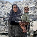Karam, um adolescente palestino (centro), está deslocado em um acampamento no centro de Gaza. O custo para reconstruir Gaza após a campanha de Israel seria de 71,4 mil milhões de dólares, segundo a ONU. - Mohammed Al-Khatib