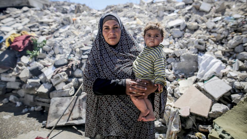 Karam, um adolescente palestino (centro), está deslocado em um acampamento no centro de Gaza. O custo para reconstruir Gaza após a campanha de Israel seria de 71,4 mil milhões de dólares, segundo a ONU. - Mohammed Al-Khatib