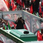 Cortejo fúnebre de Khamenei passa por Teerã