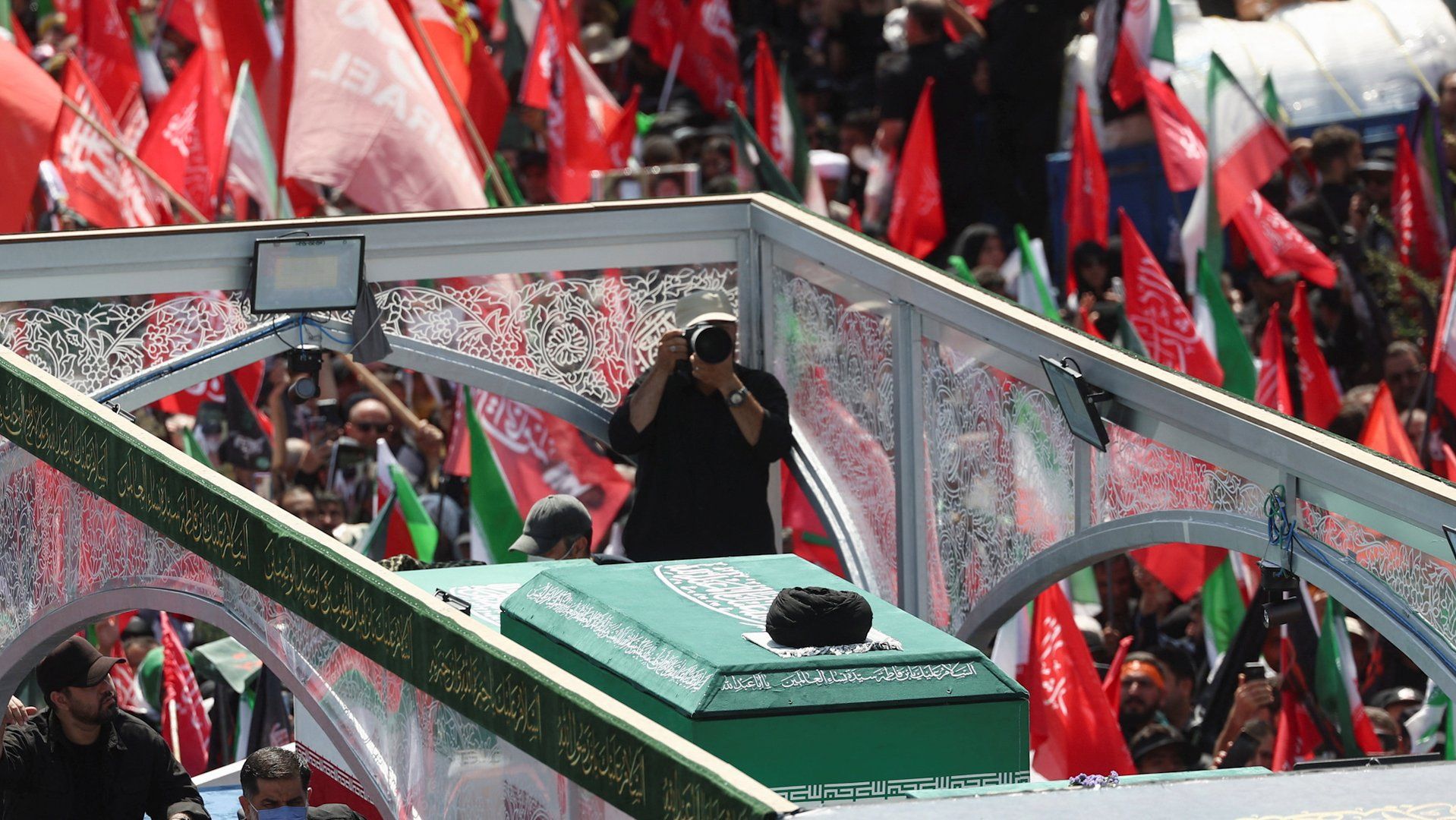 Cortejo fúnebre de Khamenei passa por Teerã