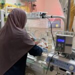 Um médico palestino verifica um soro no centro de tratamento de diálise do Hospital dos Mártires de Al-Aqsa, em Deir al-Balah, no centro da Faixa de Gaza, em 1º de fevereiro de 2026.