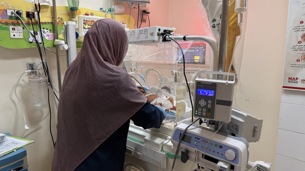 Um médico palestino verifica um soro no centro de tratamento de diálise do Hospital dos Mártires de Al-Aqsa, em Deir al-Balah, no centro da Faixa de Gaza, em 1º de fevereiro de 2026.