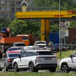 Cossacos protegem postos de gasolina em resort russo enquanto aumenta a raiva com a escassez de combustível