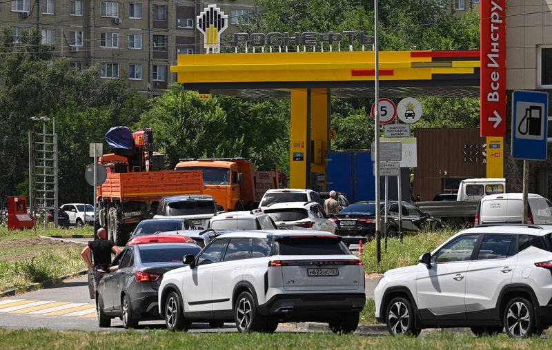 Cossacos protegem postos de gasolina em resort russo enquanto aumenta a raiva com a escassez de combustível