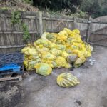 A Animal Funeral Services, com sede em Litfield House Farm, perto de Kington, Herefordshire, está sendo investigada por condições “qualificadas”. Na foto: Uma pilha de sacos nas instalações supostamente contendo restos de animais