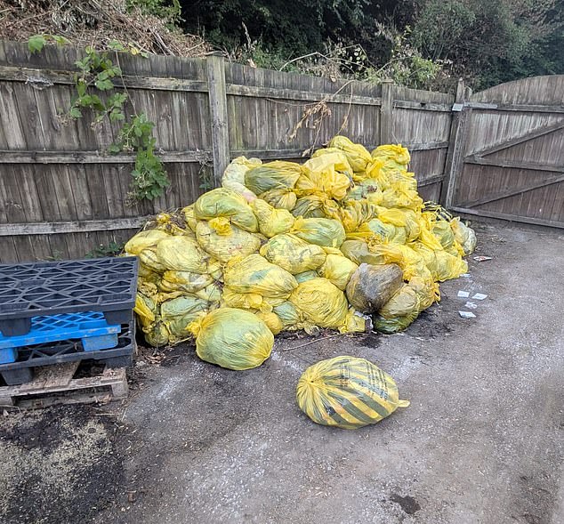 A Animal Funeral Services, com sede em Litfield House Farm, perto de Kington, Herefordshire, está sendo investigada por condições “qualificadas”. Na foto: Uma pilha de sacos nas instalações supostamente contendo restos de animais