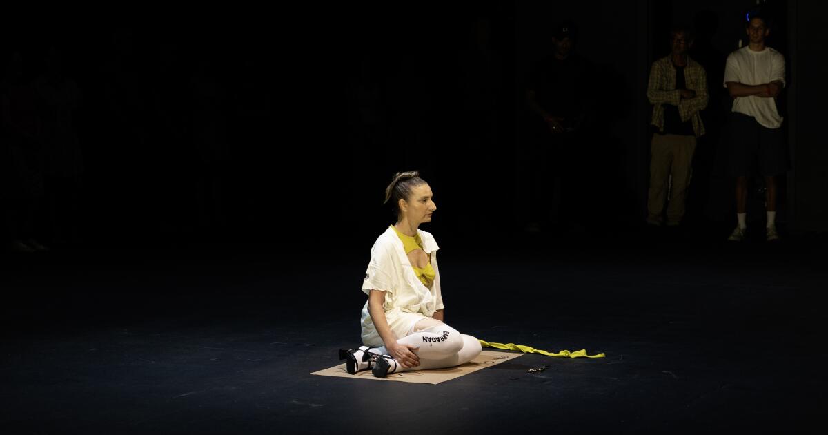 'Cut Piece' de Yoko Ono perdeu pouco de sua urgência cortante