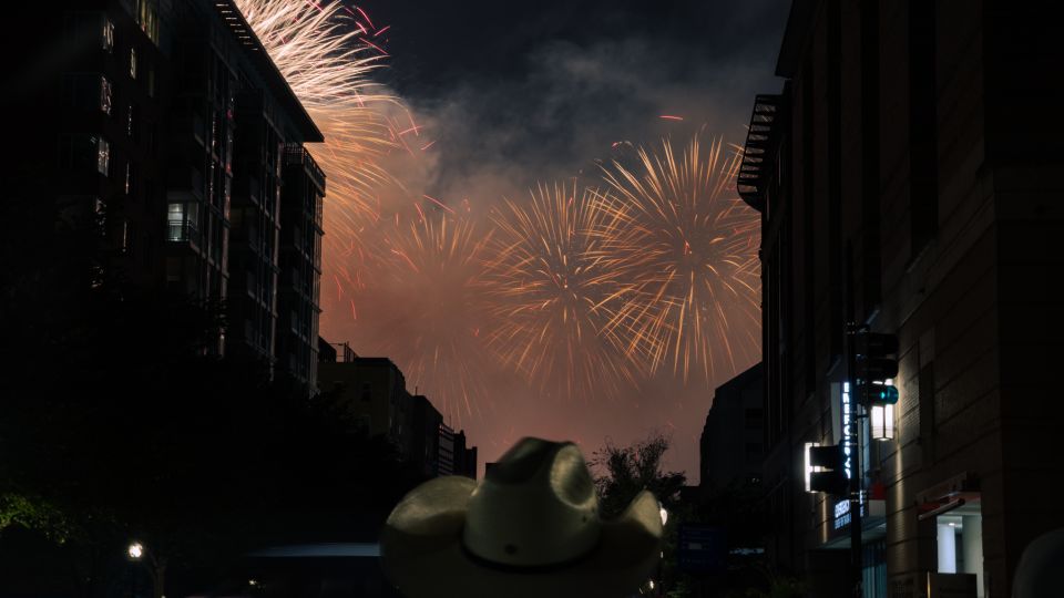 Os visitantes chegam para a Grande Feira Estadual Americana no National Mall durante a celebração do 250º Dia da Independência da América, em 4 de julho, em Washington, DC. -Anna Rose Layden/Getty Images
