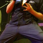 Dan Finnerty profanou o sucesso de Bonnie Tyler em ‘Old School’. Ele se arrepende das bombas F em seus shows