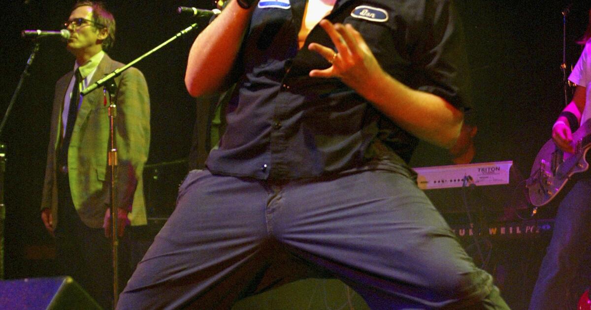 Dan Finnerty profanou o sucesso de Bonnie Tyler em ‘Old School’. Ele se arrepende das bombas F em seus shows