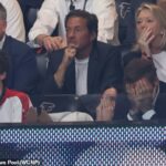 David Beckham e sua esposa Victoria seguraram as mãos na derrota da Inglaterra por 2 a 1 para a Argentina na semifinal da Copa do Mundo na quarta-feira.