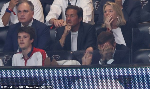 David Beckham e sua esposa Victoria seguraram as mãos na derrota da Inglaterra por 2 a 1 para a Argentina na semifinal da Copa do Mundo na quarta-feira.