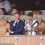 David Beckham parecia tenso ao se juntar a sua família no estádio de Miami, antes do início do jogo da Inglaterra nas quartas de final da Copa do Mundo contra a Noruega (foto com Romeu)