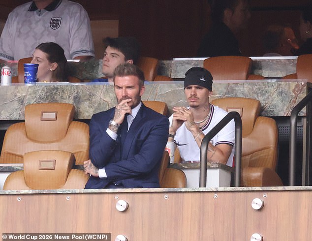 David Beckham parecia tenso ao se juntar a sua família no estádio de Miami, antes do início do jogo da Inglaterra nas quartas de final da Copa do Mundo contra a Noruega (foto com Romeu)