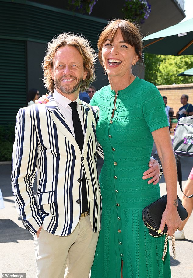 Davina McCall liderou as estrelas que chegaram para o dia 13 de Wimbledon no sábado. A apresentadora, de 58 anos, foi acompanhada por seu marido Michael, de 52