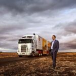 Dr. Rolf Gomes, Australiano do Ano em Queensland em 2026, estabeleceu os 'Heart Trucks' do Heart of Australia, levando cuidados de saúde a dezenas de comunidades remotas. Imagem fornecida