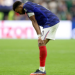 Decepcionado, Kylian Mbappe reage após a eliminação da França nas semifinais contra a Espanha