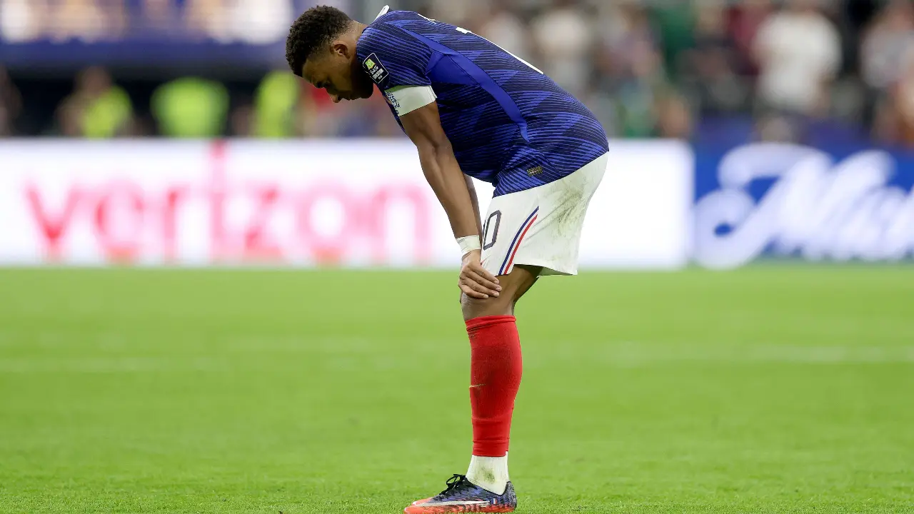 Decepcionado, Kylian Mbappe reage após a eliminação da França nas semifinais contra a Espanha