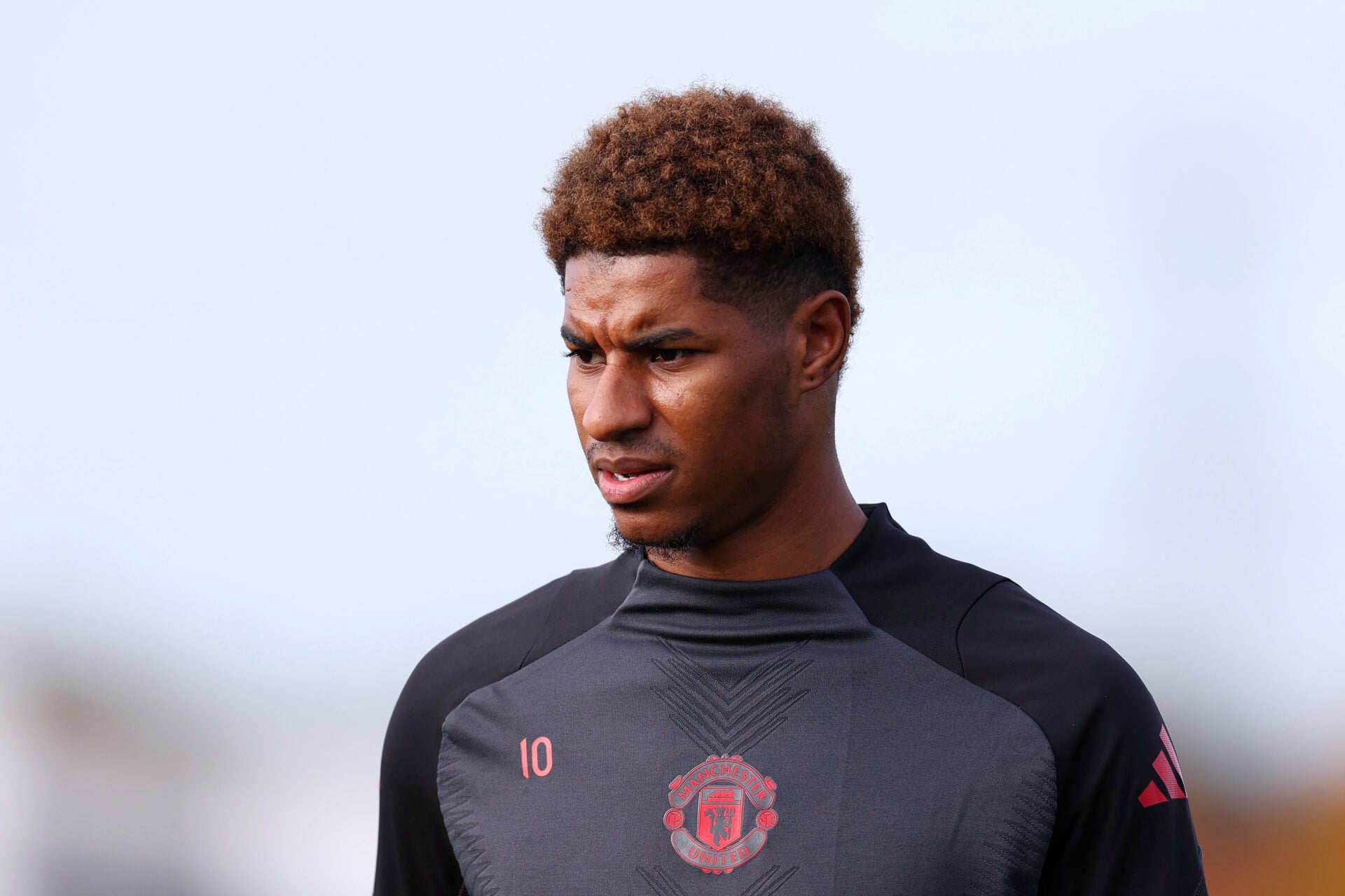 Decisão de transferência do Man Utd com Marcus Rashford, analisando os prós e as consequências de mantê-lo