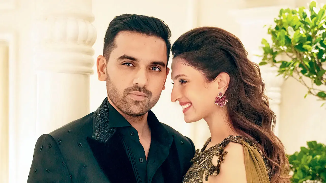 Deepak Chahar e esposa Jaya brilham em preto e dourado