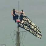 Demolidores que escalaram o Empire State Building enfrentando MÚLTIPLAS acusações após hastearem uma faixa de protesto e uma proposta altíssima a 1.454 pés