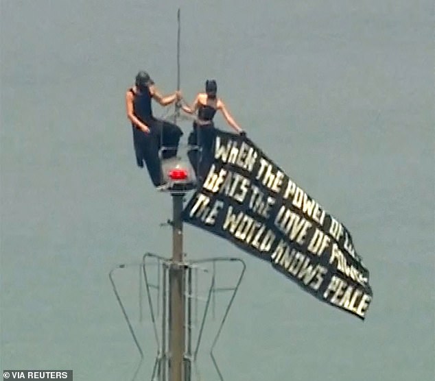 Demolidores que escalaram o Empire State Building enfrentando MÚLTIPLAS acusações após hastearem uma faixa de protesto e uma proposta altíssima a 1.454 pés