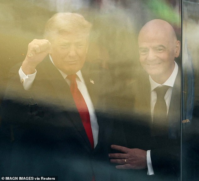 Trump se aconchegou com o presidente da FIFA, Gianni Infantino, na suíte privada na tarde de domingo em Nova Jersey