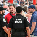 Dentro das áreas de evacuação de DC enquanto os convidados aguardam atualizações sobre o evento Salute to America