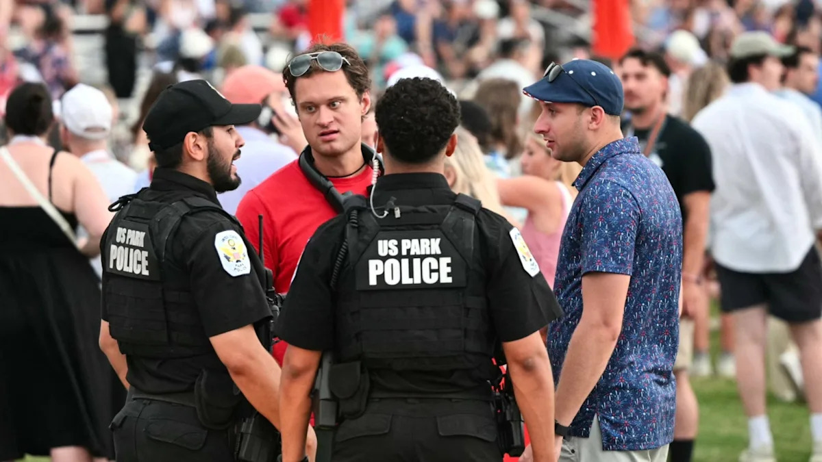 Dentro das áreas de evacuação de DC enquanto os convidados aguardam atualizações sobre o evento Salute to America
